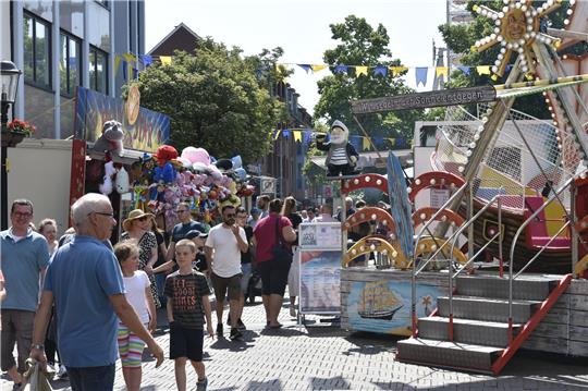 Das Altstadtfest zieht die Menschen auch am Sonnabend in die Stadt. Foto: Felsch