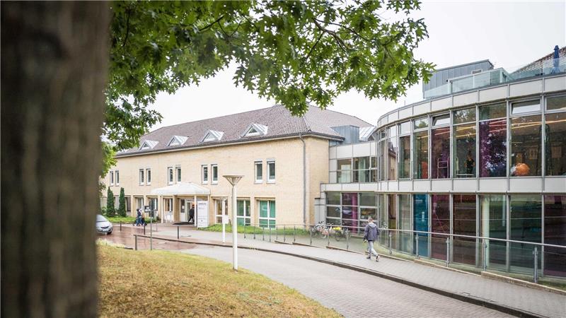 Staatsanwaltschaft ermittelt gegen Schummel-Ärztin Das Ameos-Klinikum Seepark Geestland in Debstedt (Landkreis Cuxhaven). Auch hier soll die falsche Ärztin gearbeitet haben. Foto: Arnd Hartmann