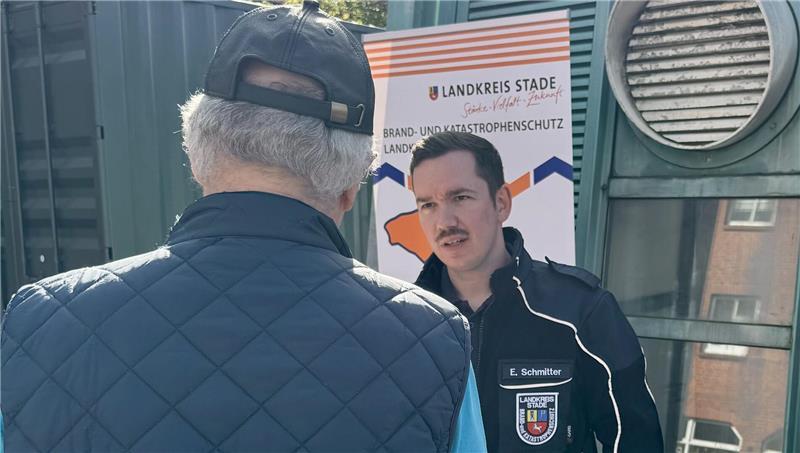 Das Amt Sicherheit, Ordnung und Migration zeigt auf dem Platz Am Sande in Stade Präsenz und informiert Passantinnen und Passanten.