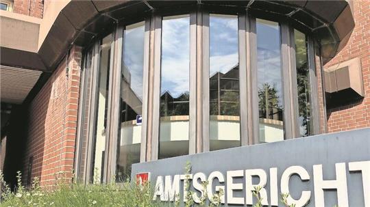 Das Amtsgericht Rotenburg hat den ehemaligen Kassenwart des Reitclubs Rotenburg zu einer Freiheitsstrafe von zehn Monaten, ausgesetzt auf zwei Jahre zur Bewährung, verurteilt. Der Angeklagte hatte zuvor ein umfangreiches Geständnis abgelegt.