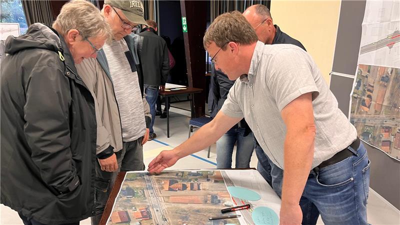 B73-Sanierung in Düdenbüttel: Das müssen Autofahrer wissen Das Angebot, sich ein Bild von den Sanierungsplänen zu machen, nahmen viele Düdenbütteler an. Auch Martin Wist vom Bauamt der Samtgemeinde Oldendorf-Himmelpforten (rechts) erklärte Details.
