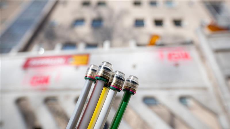 Telekom-Konkurrenten fordern rasches Ende von DSL-Internet Das Angebot wächst, das Interesse ist aber nicht allzu hoch: Internet über Glasfaser-Kabel.