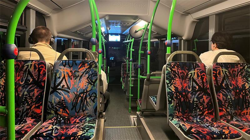 Das Anruf-Sammel-Taxi ergänzt öffentliche Verkehrsmittel wie Bus und Bahn, wo räumlich und zeitlich kein lückenloses Angebot gewährleistet werden kann.