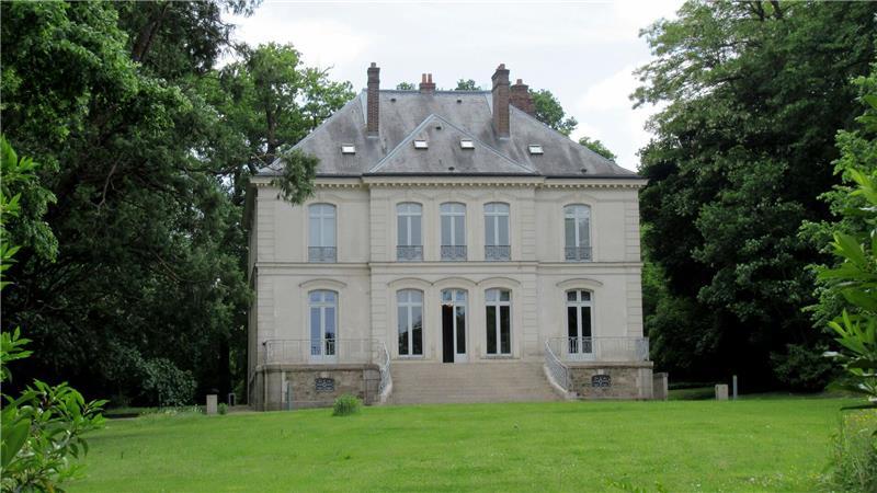 Lagerfeld-Villa bei Paris für rund 5 Millionen Euro verkauft Das Anwesen von Karl Lagerfeld vor den Toren von Paris wurde nur knapp über dem Schätzwert verkauft. (Archivbild)