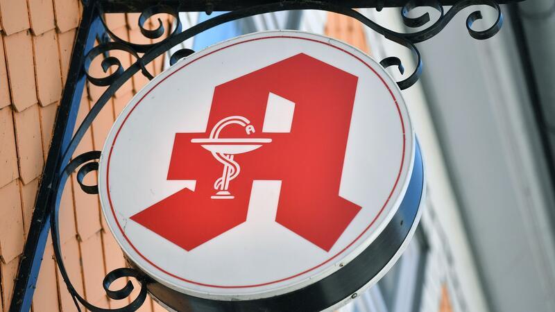 CDU fordert Maßnahmen gegen „Apothekensterben“ in Hamburg Das Apothekenzeichen hängt an einer Hausfassade.