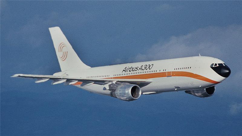 Airbus: Wie die A300 vor 50 Jahren die Luftfahrt veränderte Das Archivbild zeigt den ersten Airbus A-300 bei seinem Jungfernflug am 28. Oktober 1972. Foto: Istvan Bajzat/dpa