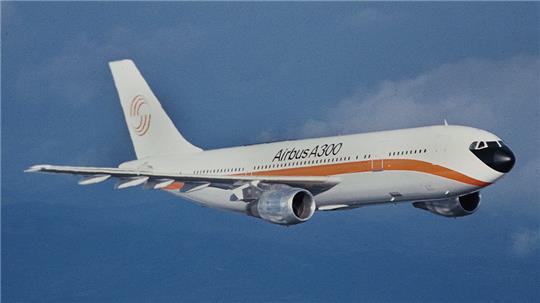 Das Archivbild zeigt den ersten Airbus A-300 bei seinem Jungfernflug am 28. Oktober 1972. Foto: Istvan Bajzat/dpa