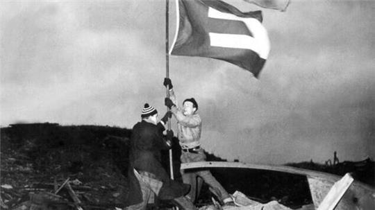 Das Archivbild zeigt die Heidelberger Studenten beim Hissen der Europaflagge. Mit ihrer Aktion protestierten sie gegen die Nutzung der Insel als Bombenübungsziel der Briten.