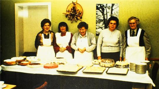 Das Archivfoto der Kirchengemeinde St. Marien in Neukloster zeigt Ehrenamtliche am Kuchenbüffet. Wann das Bild entstand, ist nicht mehr bekannt.