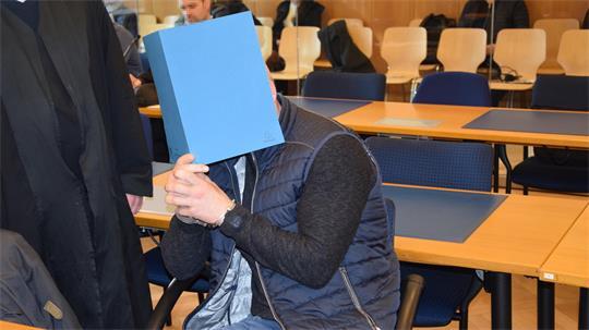 Das Archivfoto zeigt einen der Angeklagten zum Prozessauftakt in Stade: Diesem wurde vorgeworfen, das spätere Opfer in das Waldstück gelockt zu haben, wo anschließend der Mord passierte.