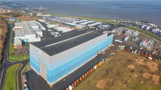 Das Areal der künftigen Produktionsstätte der Titan Wind Energy GmbH für den Bau von Monopiles im Cuxhavener Offshore-Hafen.