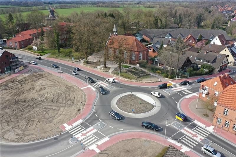 Das Areal für das geplante Einkaufszentrum in Himmelpforten: Die große Dachfläche oben rechts gehört zum jetzigen Aldi-Markt. Links der Kirche steht das Amtshaus, direkt daneben soll die Zufahrt zum Einkaufszentrum zwischen B73 (unten) und 