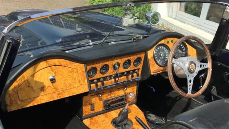 Das Armaturenbrett des Jaguar E-Type ist liebevoll mit kanadischem Bergahorn ausgelegt.