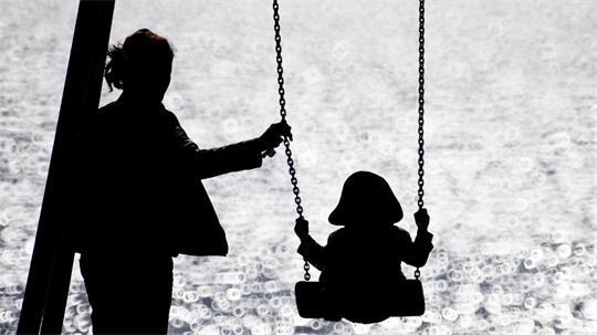Das Armutsrisiko von Alleinerziehenden und ihren Kindern ist laut Statistik mehr als doppelt so hoch, wie bei Familien mit beiden Elternteilen. (Symbolbild)