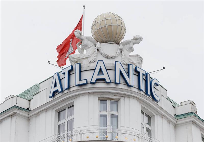 Das Atlantic Hotel, eines der führenden Hotels Hamburgs, hat ab dem 18. März wegen der Auswirkungen der Corona-Pandemie geschlossen. Eine Wiedereröffnung ist für den 30.April angestrebt. Foto: Markus Scholz/dpa