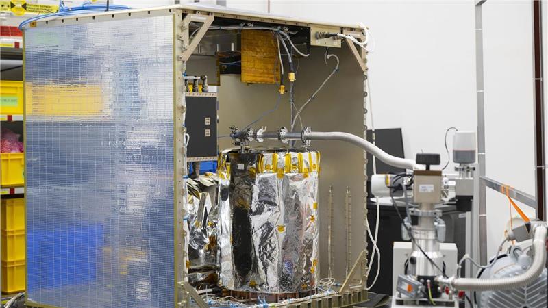 Europa will mit Uhren im All Einstein-These testen Das Atomic Clock Ensemble in Space (ACES) wird außen am europäischen Columbus-Modul der ISS angebracht und soll Grundlagen der Physik prüfen.