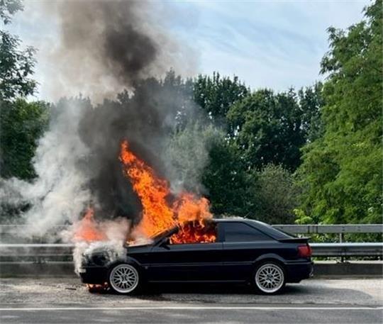 Das Audi Coupe stand voll in Flammen. Fotos: Polizei/Feuerwehr