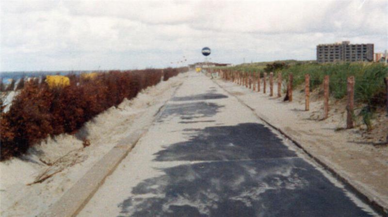 Das Aufspül-Experiment des Jahres 1974 führte zu heftigem Sandflug mit richtigen Verwehungen. 