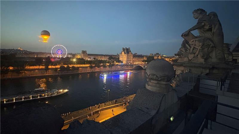 Olympischer Ballon in Paris fliegt wieder Das Aufsteigen des olympischen Ballons ist ein besonderes Spektakel am Abendhimmel von Paris.