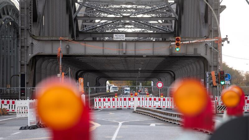 Schiffsunfall in Hamburg: Elbbrücke bleibt gesperrt Das Ausmaß der Schäden an der Brücke wird noch untersucht.