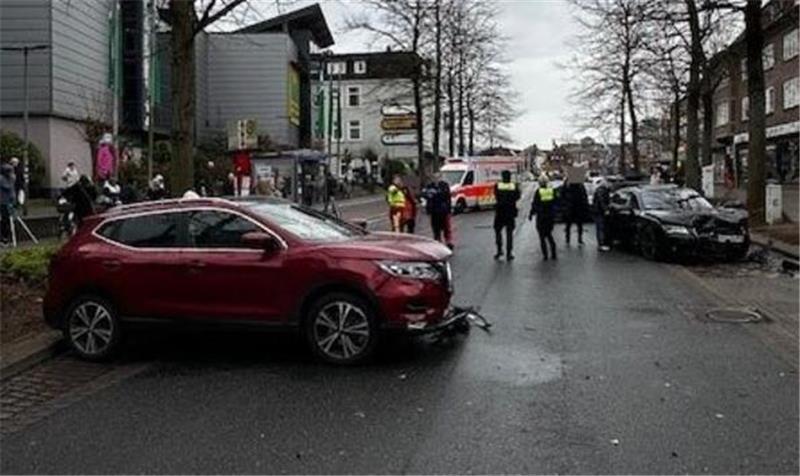Das Ausmaß des Aufpralls in der 30er-Zone lässt sich nur erahnen. Der rote Nissan Qashqai war eigentlich geparkt.