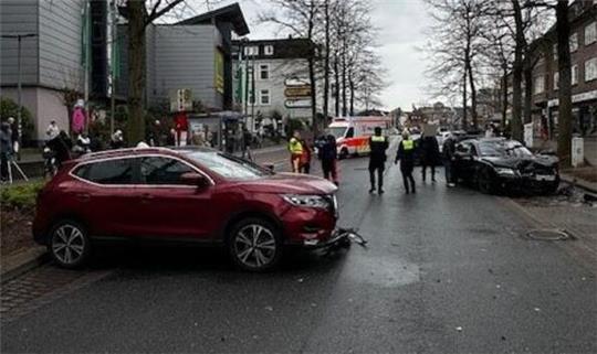 Das Ausmaß des Aufpralls in der 30er-Zone lässt sich nur erahnen. Der rote Nissan Qashqai war eigentlich geparkt.