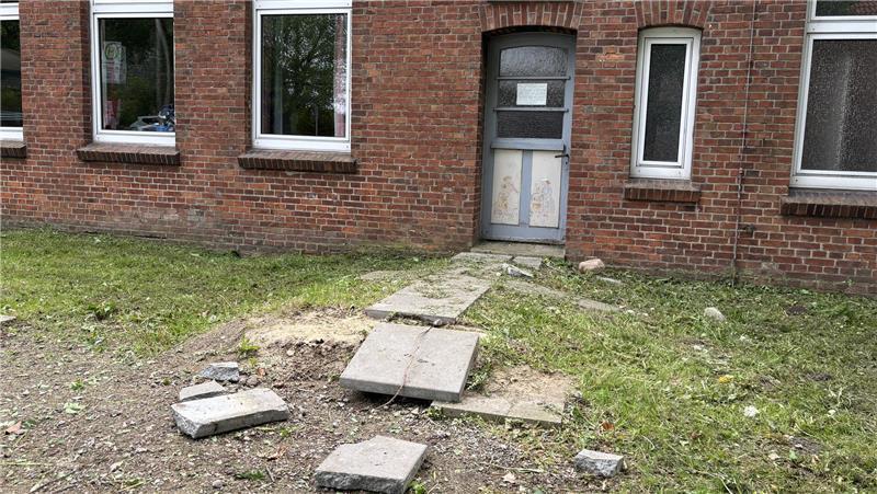 Millioneninvestition: Was Nottensdorf mit der alten Schule plant Das Außengelände will die Arbeitsgruppe wieder schön herrichten. Zudem soll ein neuer Jugendraum mit eigenem Eingang entstehen.