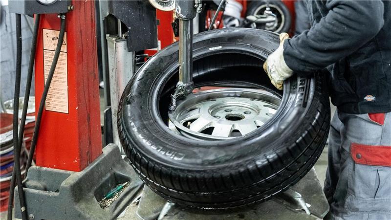 Das Auswuchten der Reifen ist nur in der Werkstatt mit entsprechendem Gerät möglich.