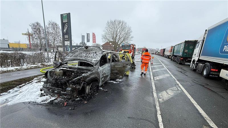 Das Auto brannte vollständig aus.