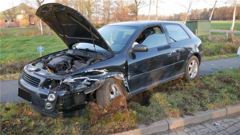 Das Auto der 38-jährigen Fahrerin bleibt kurz vor einem Graben stehen.