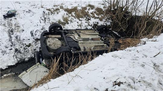 Das Auto der 43-jährigen Autofahrerin landet auf dem Dach liegend in einem tiefen, wasserführenden Fleet.