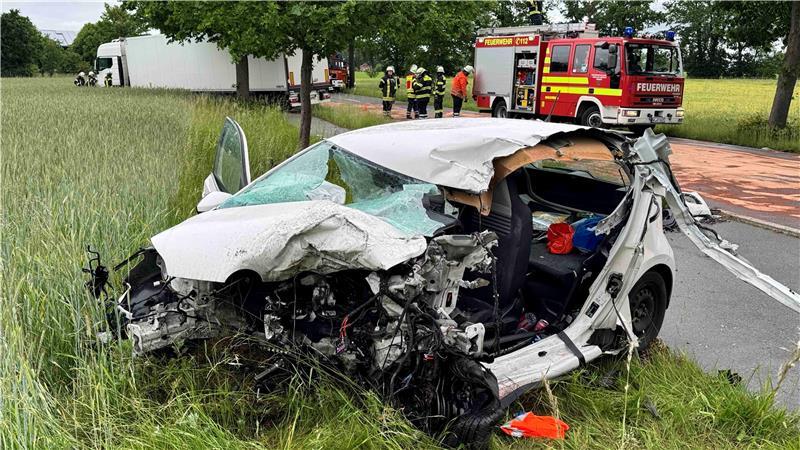 Das Auto der jungen Frau wurde neben die Kreisstraße 62 geschleudert, der Lkw landete im Feld.