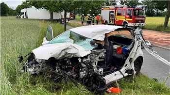 Das Auto der jungen Frau wurde neben die Kreisstraße 62 geschleudert, der Lkw landete im Feld.
