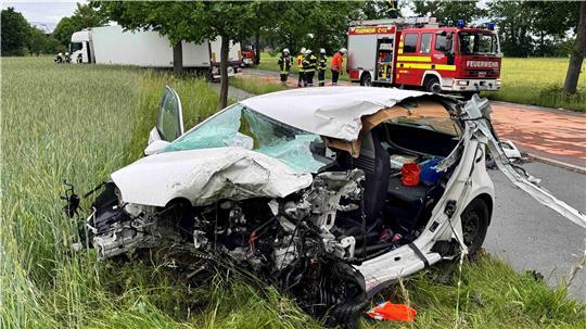 Das Auto der jungen Frauen wurde neben die Kreisstraße 62 geschleudert, der Lkw landete im Feld.