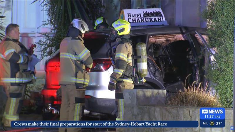 Das Auto des Rabbiners stand in der Einfahrt vor seinem Haus.