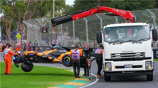 Das Auto des australischen McLaren-Piloten Oscar Piastri wird von der Strecke geholt.