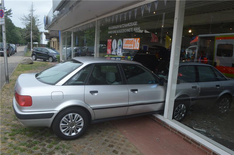 Das Auto durchbrach die Scheibe eines Autohauses in Buxtehude. Fotos: Polizei
