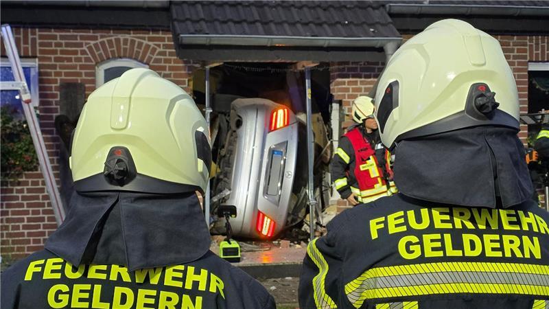 Das Auto durchschlug den Eingangsbereich.