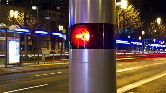 Das Auto einer Cuxhavener Halterin hatte fünf Stundenkilometer zu viel auf dem Tacho. Im Wege der Amtshilfe leitete die Polizei Cuxhaven eine Fahrerermittlung ein. Für die betroffene Familie eine unverhältnismäßige Vorgehensweise.