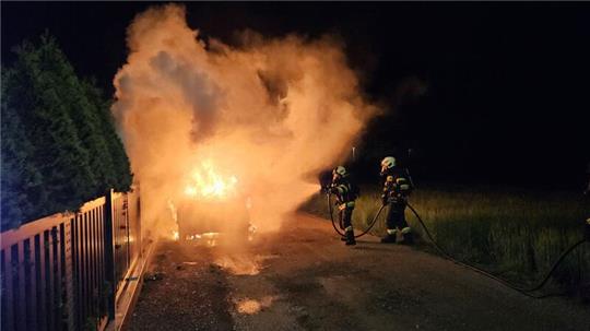 Das Auto eines Mitglieds der Zeugen Jehovas in der Gemeinde Premstätten im südlichen Bundesland Steiermark steht in Flammen.