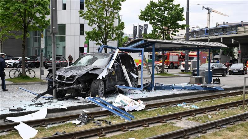 Das Auto fuhr in ein Haltestellenhäuschen nahe der Donnersbergerbrücke.