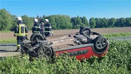 Das Auto hat sich überschlagen.