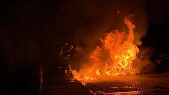 Das Auto im Hasenkamp in Königreich stand bereits im Vollbrand, als die Feuerwehr anrückte.