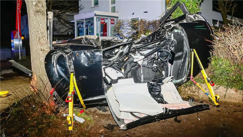 Mutmaßliches Autorennen mit Toten: Person weiter flüchtig Das Auto, in dem die beiden Frauen saßen, wurde durch den Zusammenprall von der Fahrbahn geschleudert und zwischen zwei Bäumen eingeklemmt.