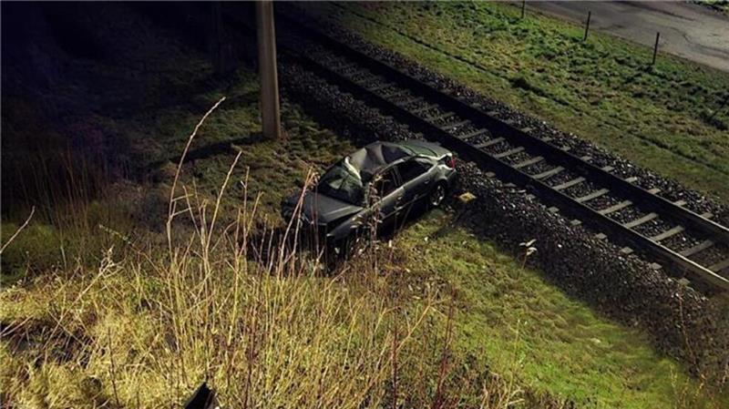 Audi kracht durch Brückengeländer und landet auf Bahngleisen Das Auto ist kurz vor den Bahngleisen zum Stehen gekommen.