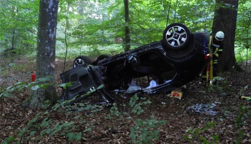 Das Auto kam kopfüber im Waldgebiet zum Stehen. Foto: Polizei