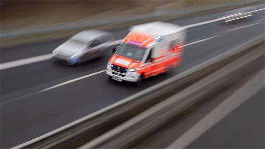 Das Auto kam von der A3 ab - und schleuderte auf eine Bahntrasse. (Symbolbild) 