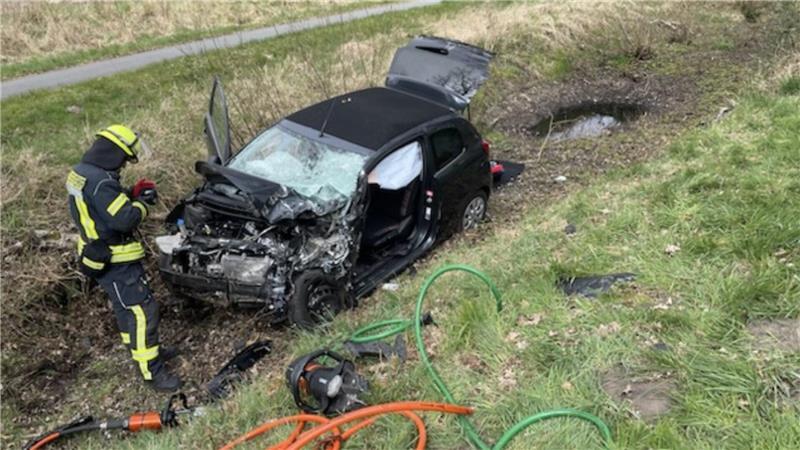 Das Auto landet bei dem Unfall zwischen Wollingst und Osterndorf im Graben.
