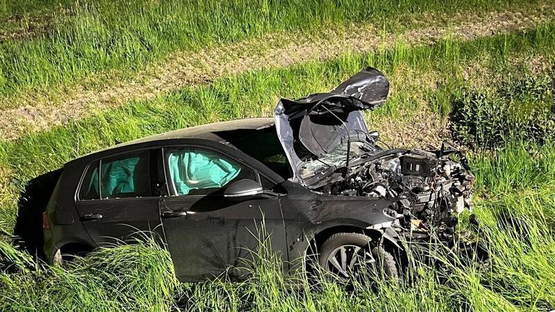 Das Auto landet letztendlich im Wassergraben. Der Autofahrer wird schwer verletzt.