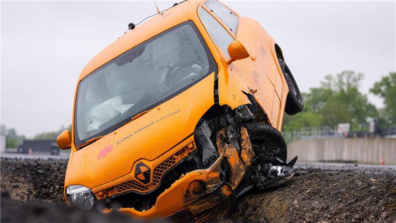 Studie zu Wildunfällen: Ausweichen macht es schlimmer Das Auto landet nach dem Ausweichen im Straßengraben.